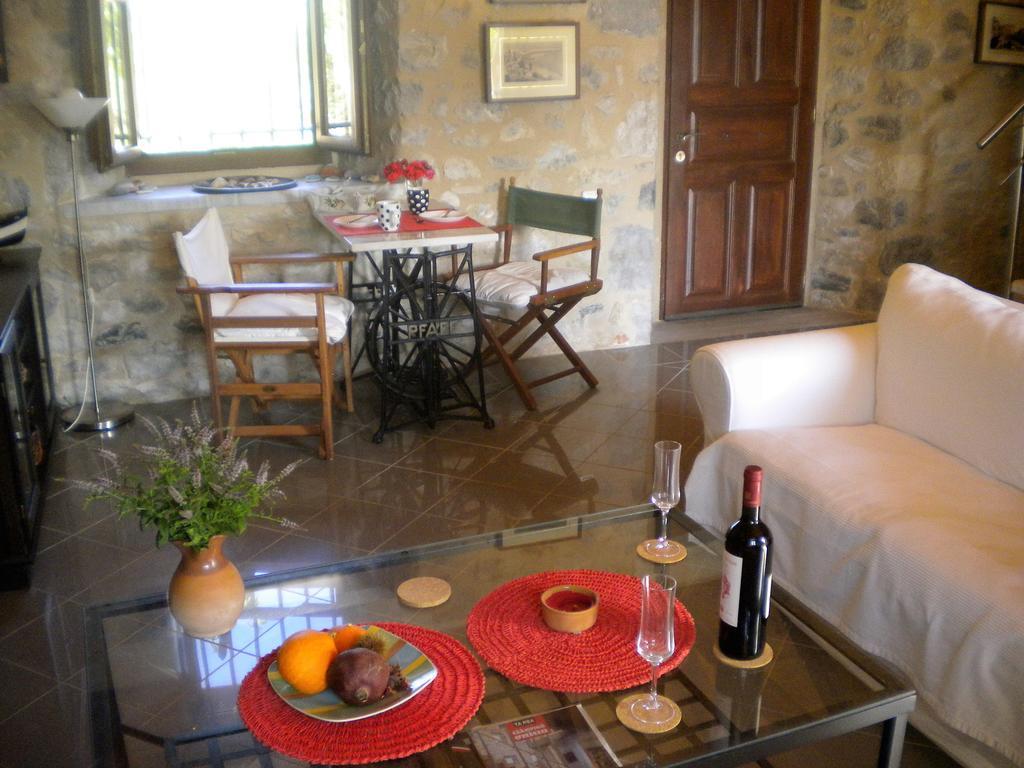 Stone House In A Quiet Landscape, Leonidion Villa Kültér fotó